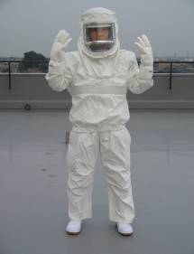 白色の蜂の防護服の写真