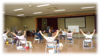 チューブを使って運動している様子