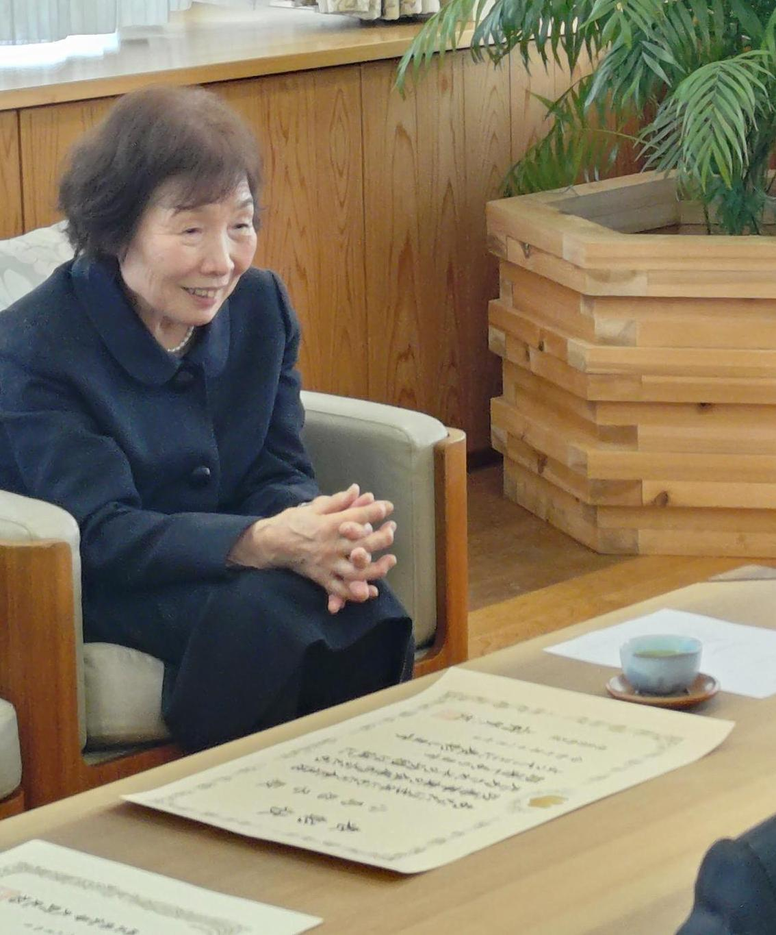 表敬訪問中、笑顔を見せる小島会長