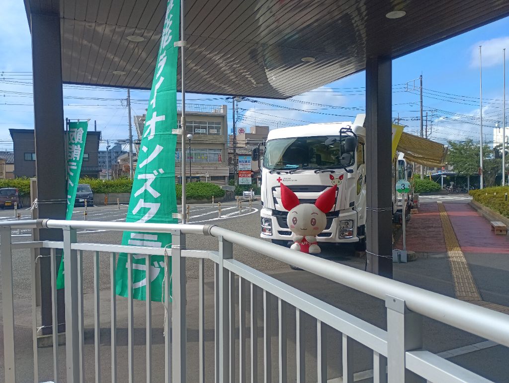 献血車両が市役所前に停車して献血を行っている様子。