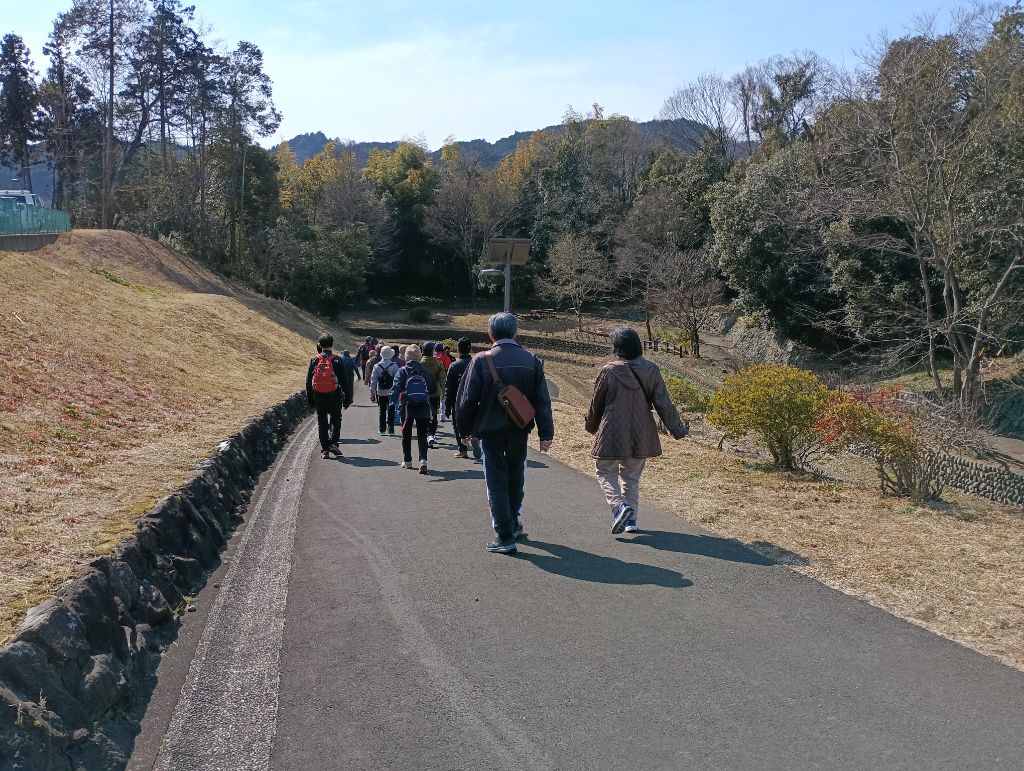 令和6年度の講座の様子です。20人ほどの参加者が良いお天気の中ウオーキングしています。