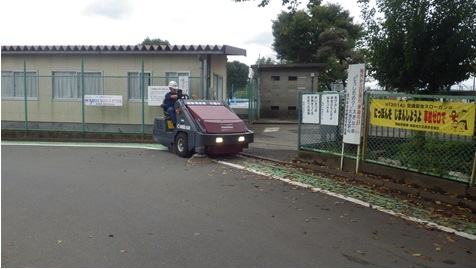 株式会社齋藤土木建材の方が、道路清掃専用車(アルマジロ)を用いて道路を清掃している様子の写真
