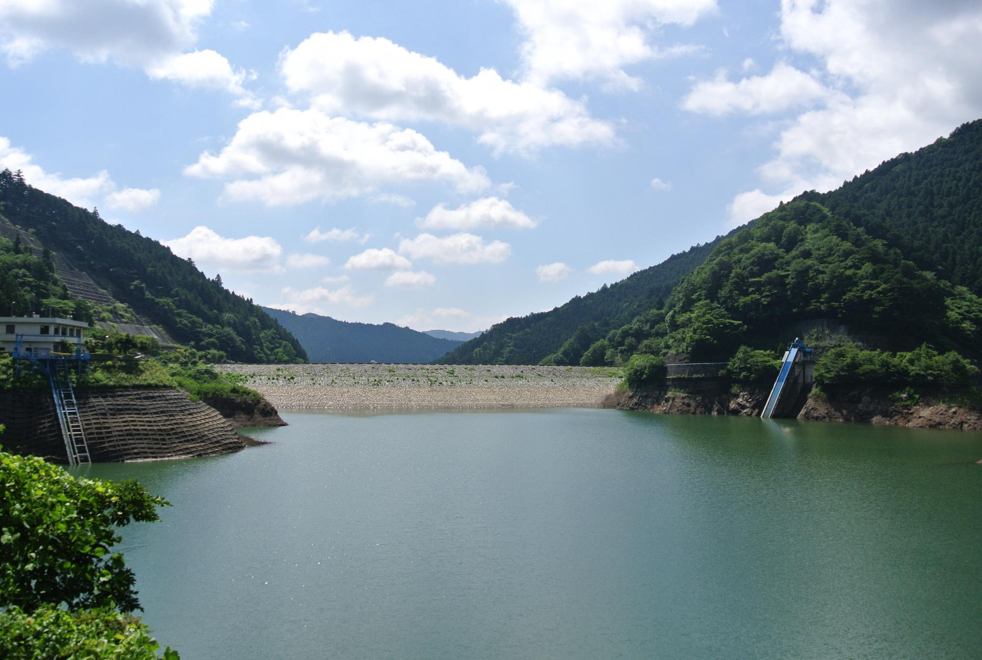 青空の下に広がる有間ダムの写真