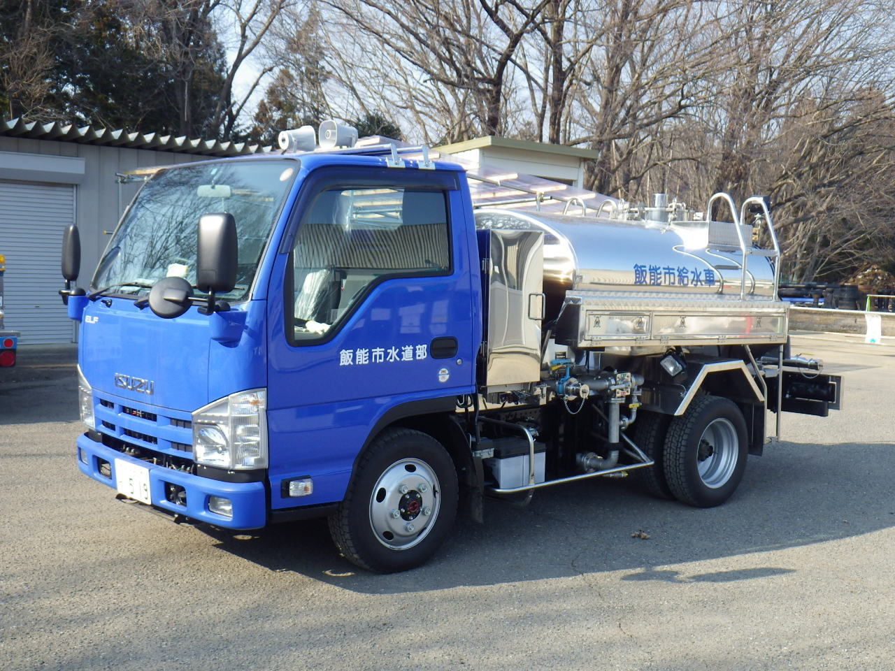 青色の給水車の写真