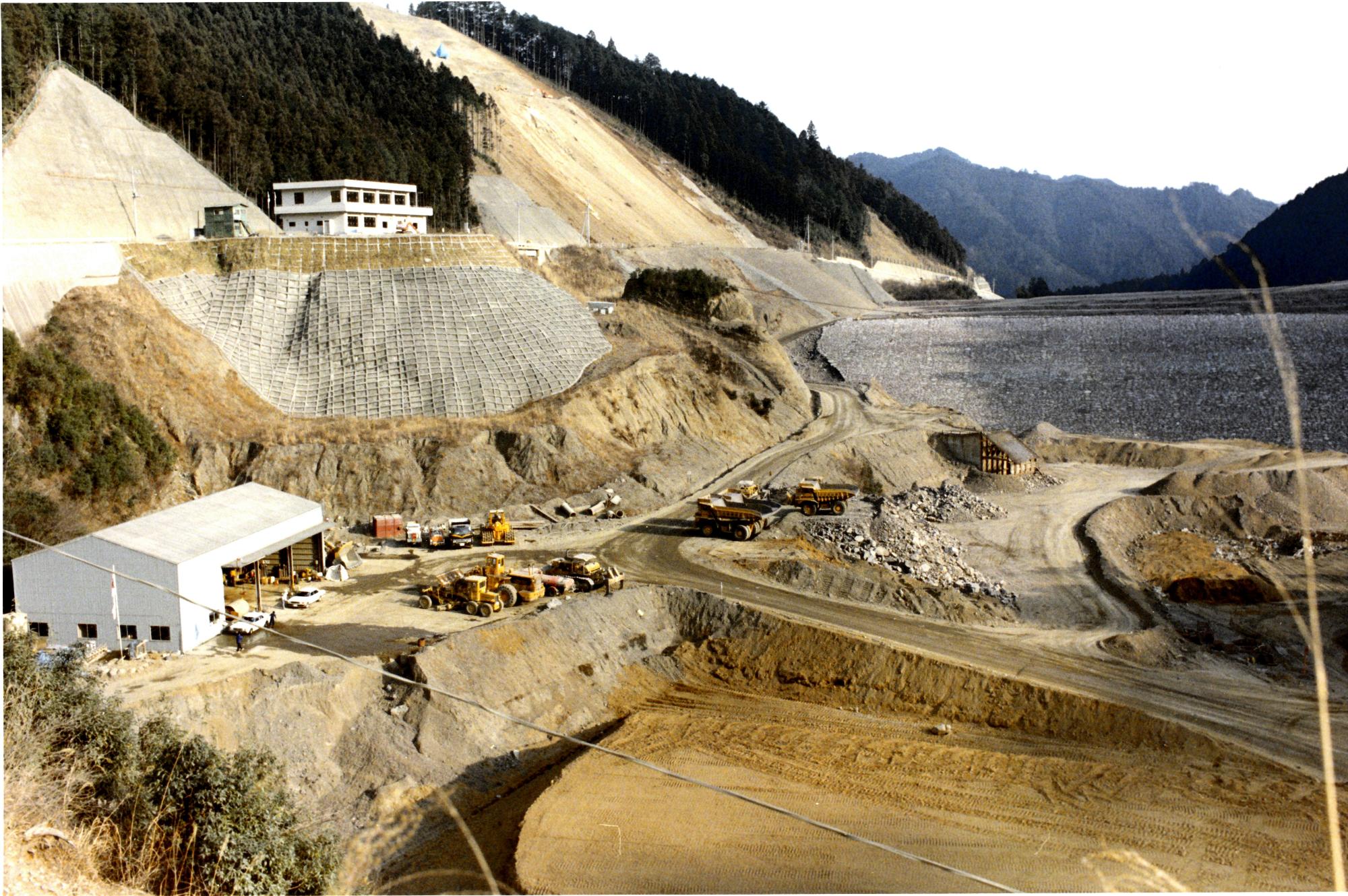 現在、湖畔に立つ有間ダム管理事務所周辺の工事の様子が描かれています。