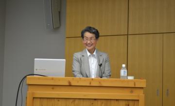 笑顔で講演している駿河台大学経済経営学部 南林さえ子氏の写真