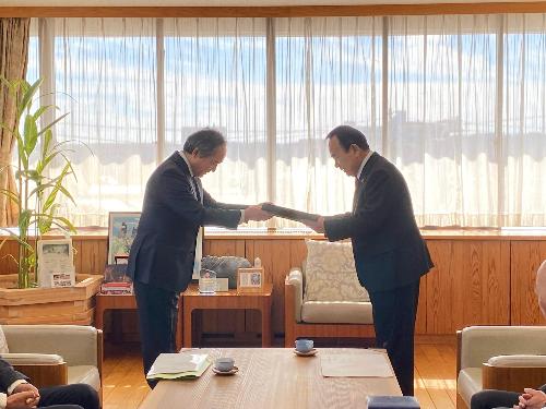 熊田審議会会長より答申書を受領する新井市長