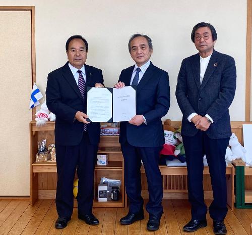 左から新井重治市長、熊田俊郎会長、宮下清栄職務代理者