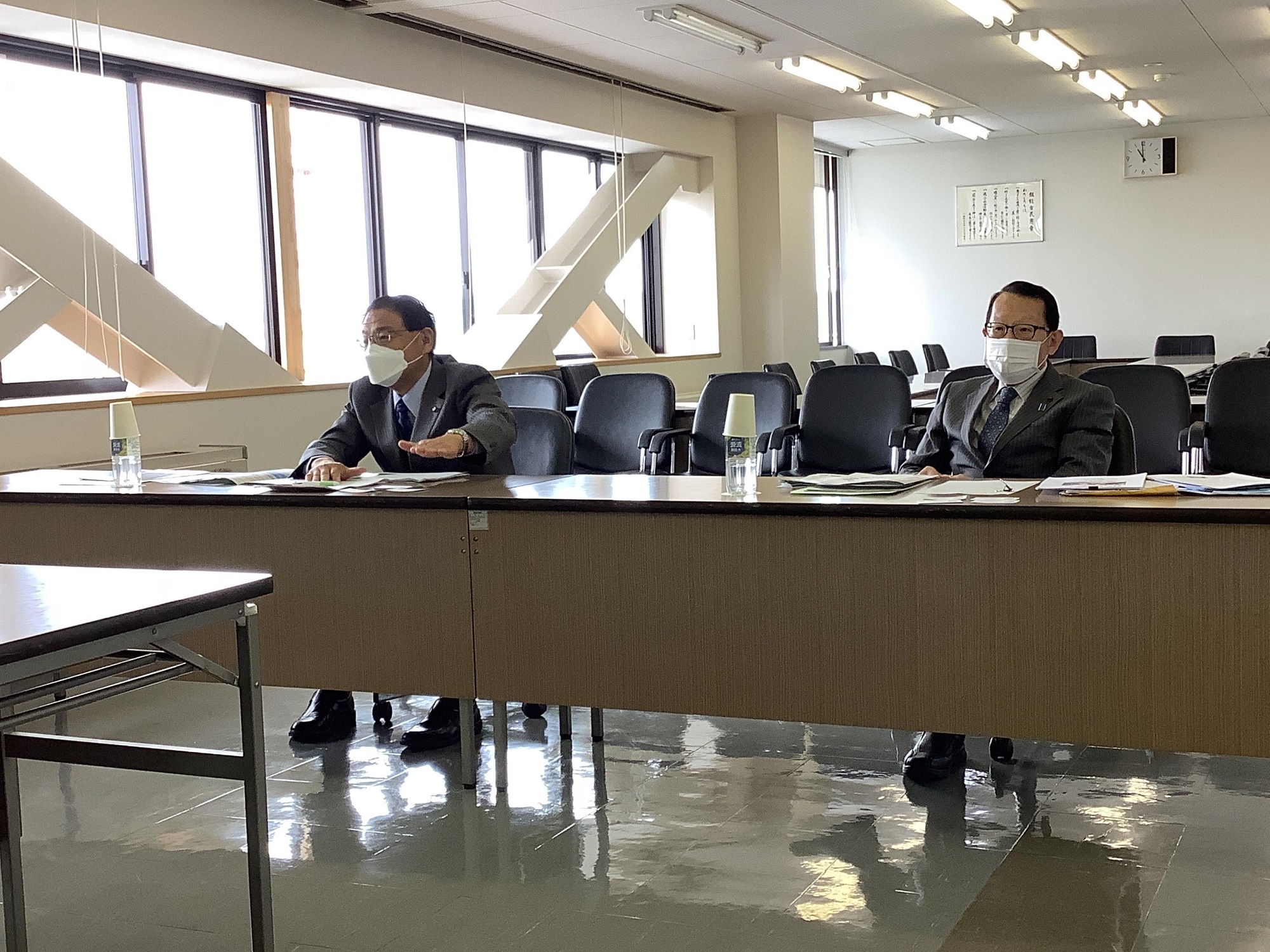 埼玉県日高市議が議会に参加している様子の写真