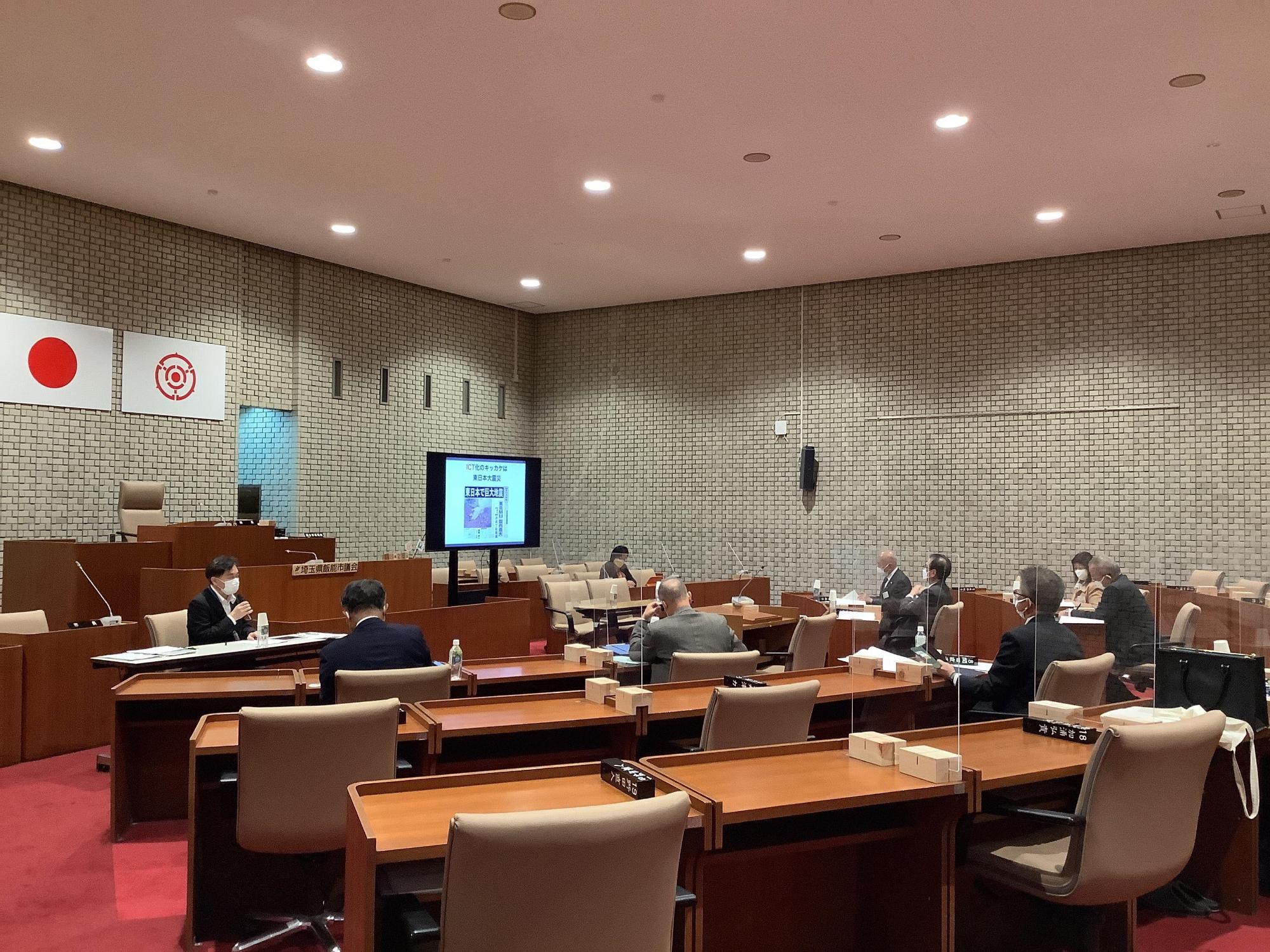 南あわじ市議の方々がモニターを見ながら議会に参加している様子の写真