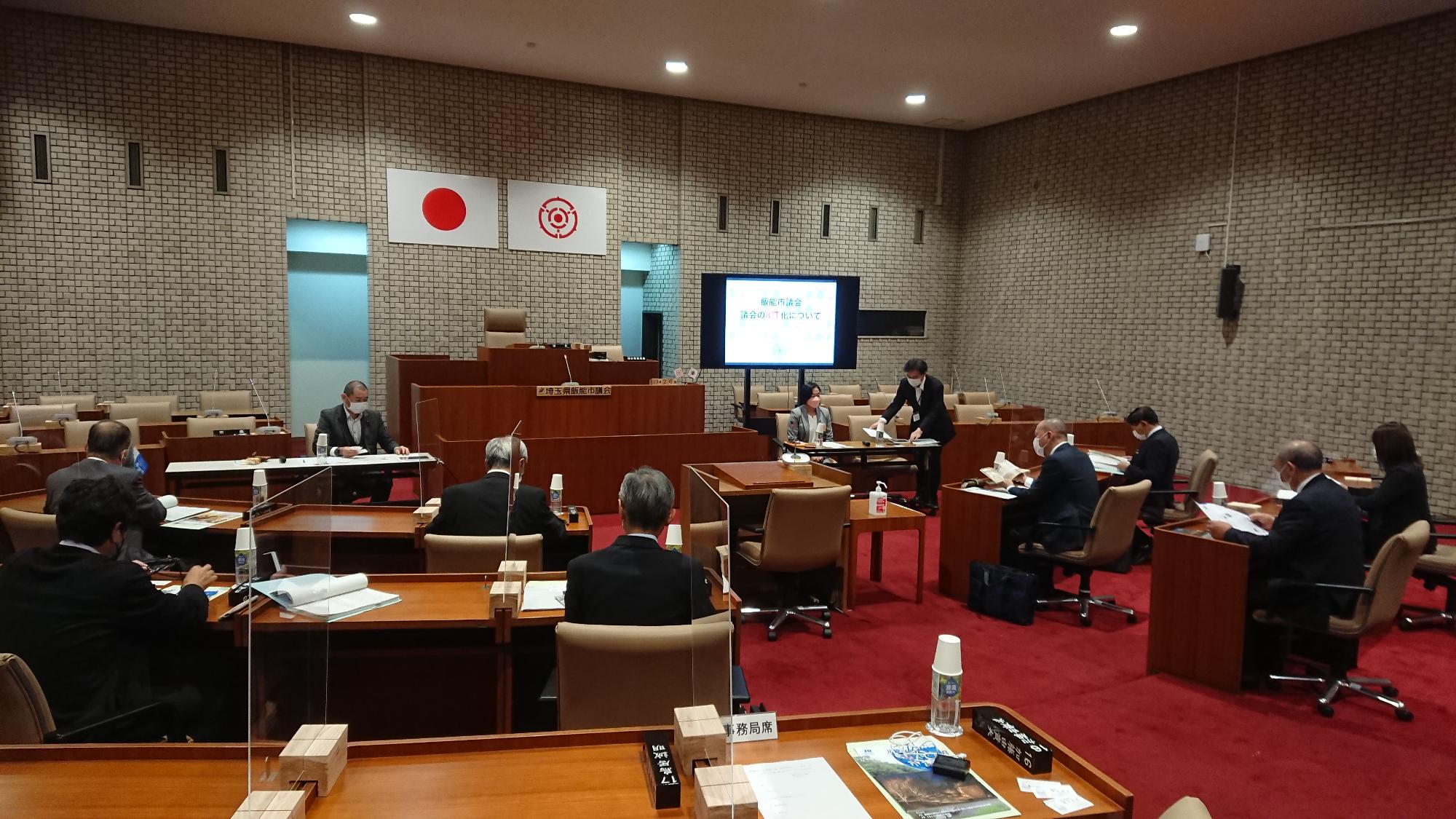 新潟県小千谷市議にの方々がモニターを見ながら議会に参加している様子の写真