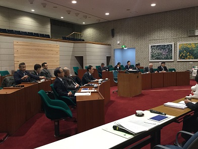 市議会議員が議席に座っている写真