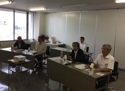 高知県高知市議の方々が話を聞いている様子の写真