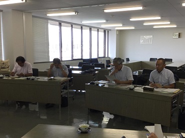 新潟県小千谷市議会の4名が会議室の様な部屋で座って説明を受けている写真