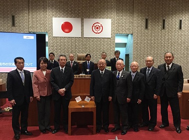 山梨県上野原市議会の方々の写真