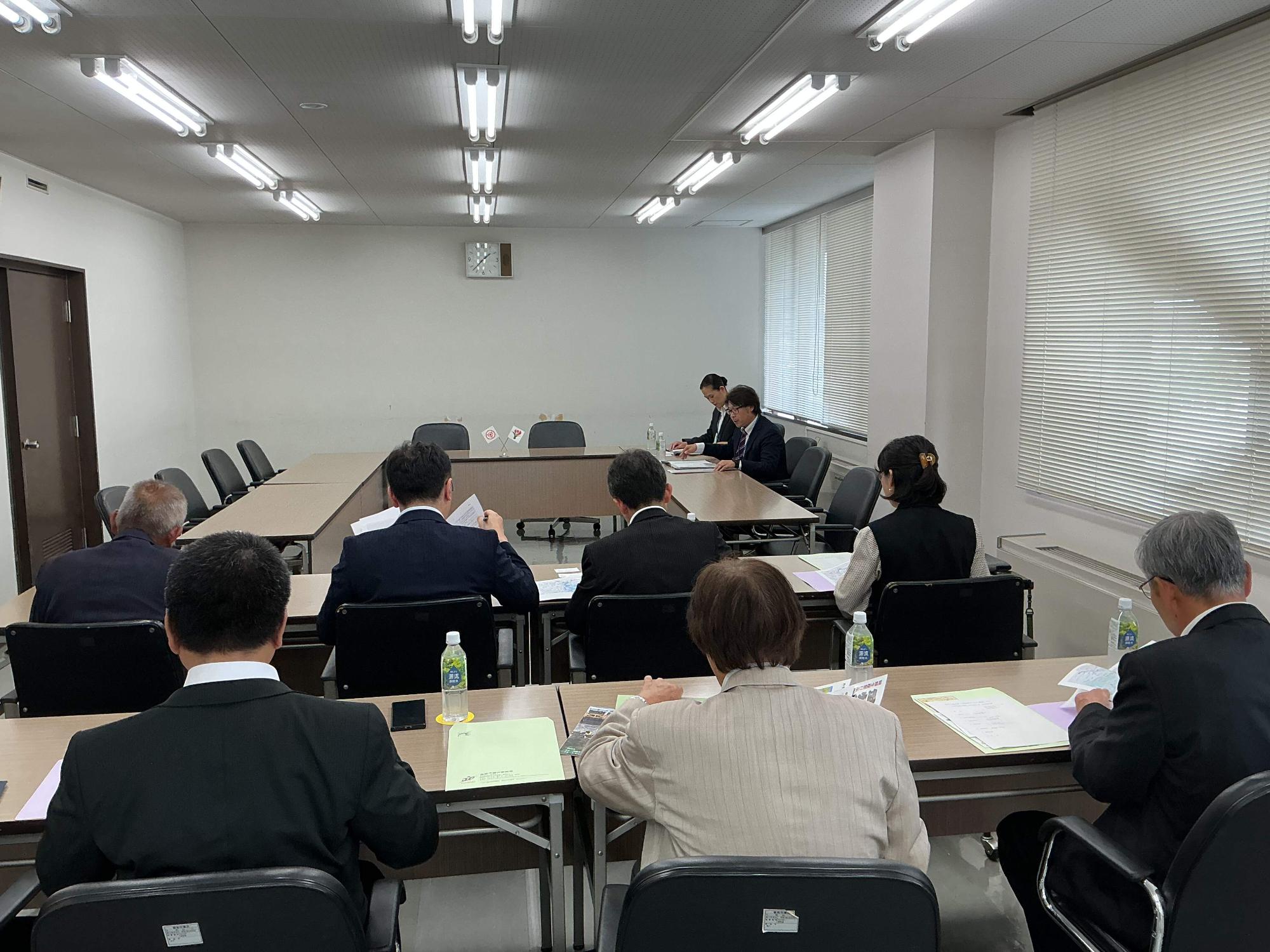 鹿児島県曽於市議会議員の方々の行政視察を受け入れているときの様子