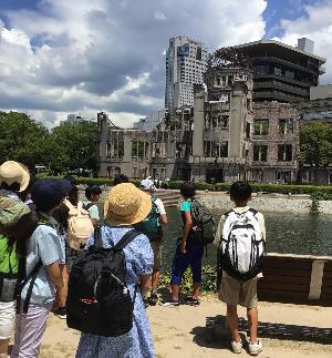 広島平和記念公園の散策の様子