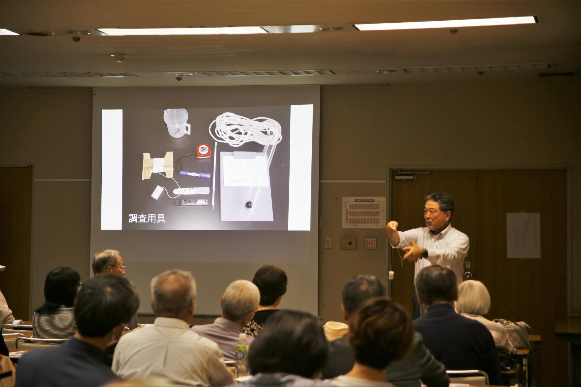 文化財講座 「飯能の地形と地質の楽しみ方」（第2回市街地の地形と湧水人々のくらしとのかかわり）倉川博氏の講義の様子