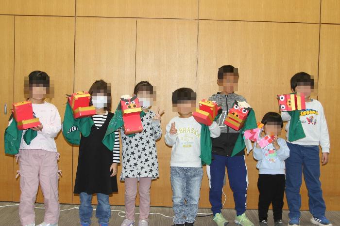 完成した獅子頭と参加者