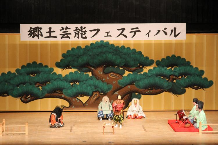 相模流里神楽五世萩原由郎社中萩梅会の演技