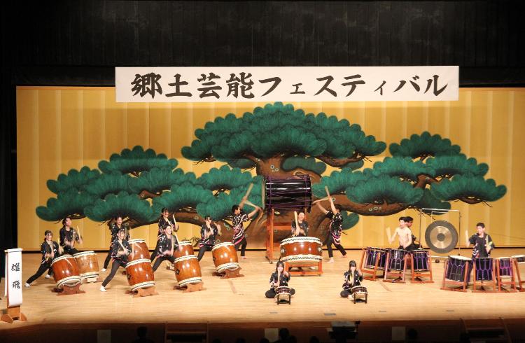 武蔵越生高等学校和太鼓部青龍の演技の様子