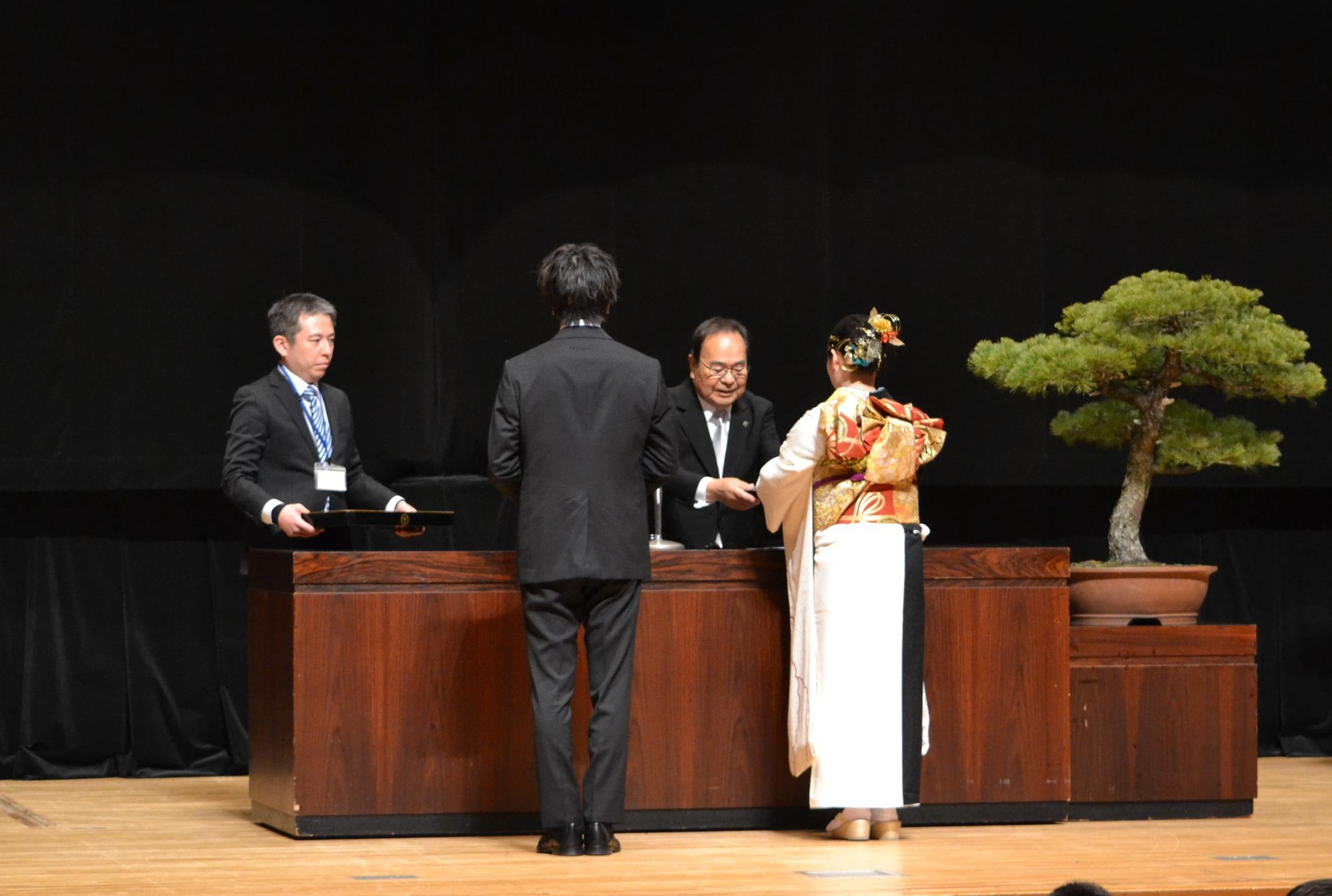 新成人代表による記念日受領の様子