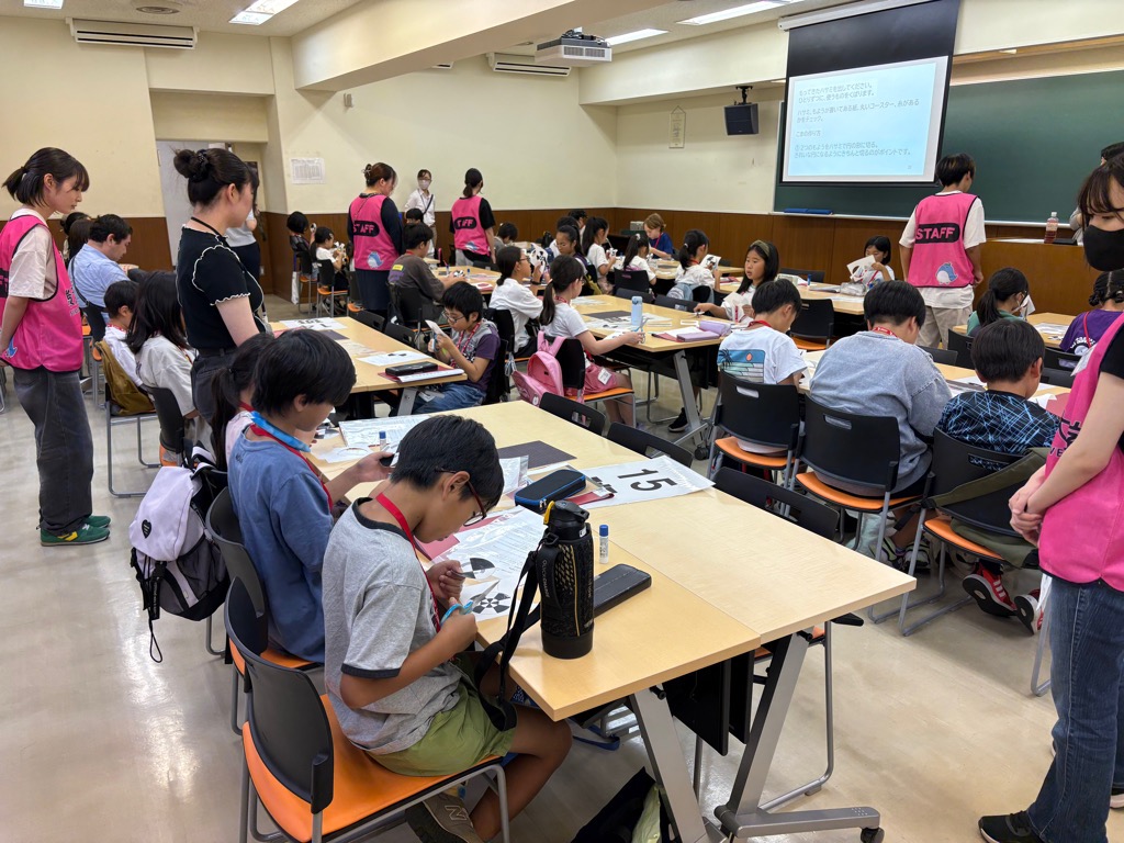 ベンハムの錯視ぶんぶんゴマ作りの様子