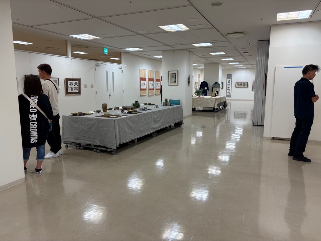ギャラリー（書部門、彫塑工芸部門）の参観者の様子
