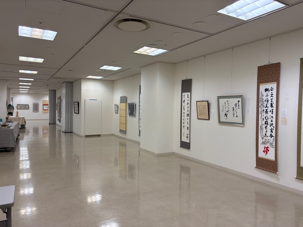 ギャラリー（書部門、彫塑工芸部門）展示の様子