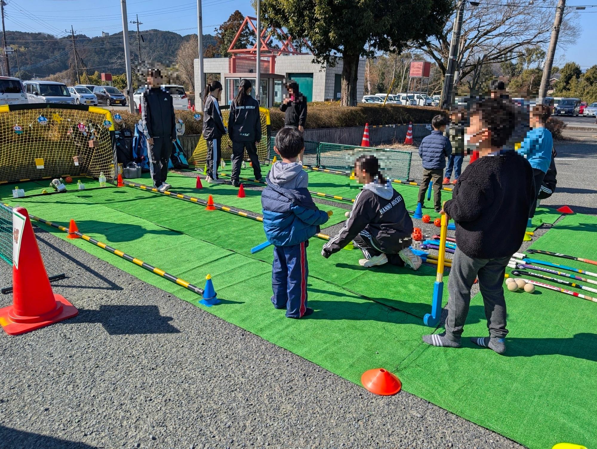 体験ブースホッケー体験の様子