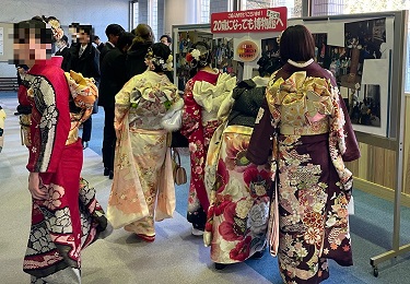 会場の新成人の様子