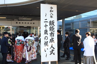 会場の正面玄関の様子