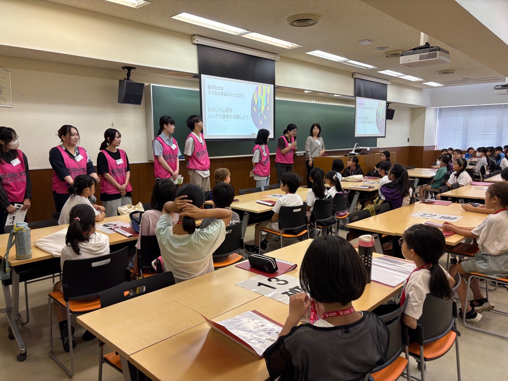 講師及び学生スタッフの挨拶の様子
