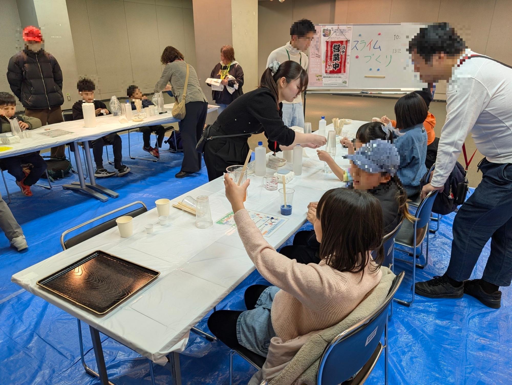 体験ブーススライム作りの様子