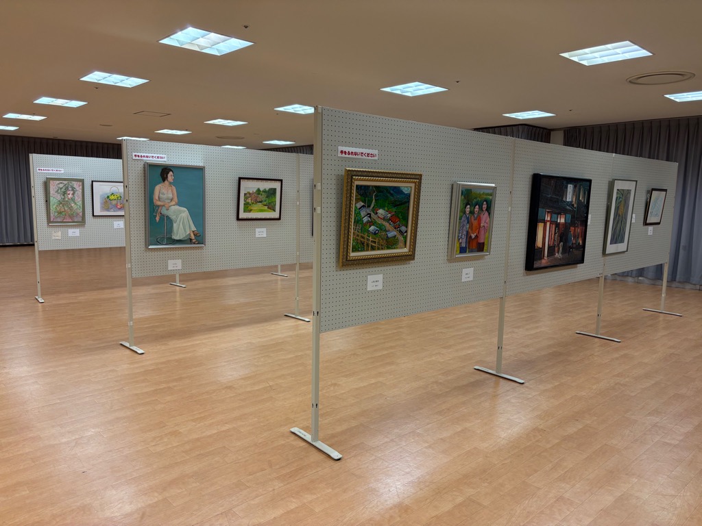 多目的ホール（絵画部門、写真部門）の展示の様子
