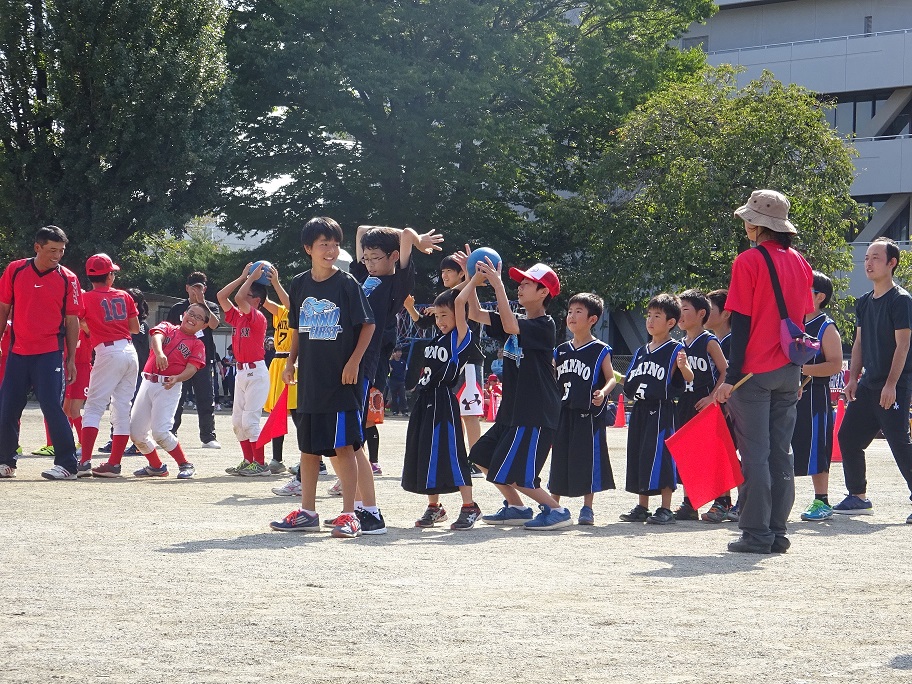 スポーツ少年団ごとにボールを頭の上からリレーしている様子の写真