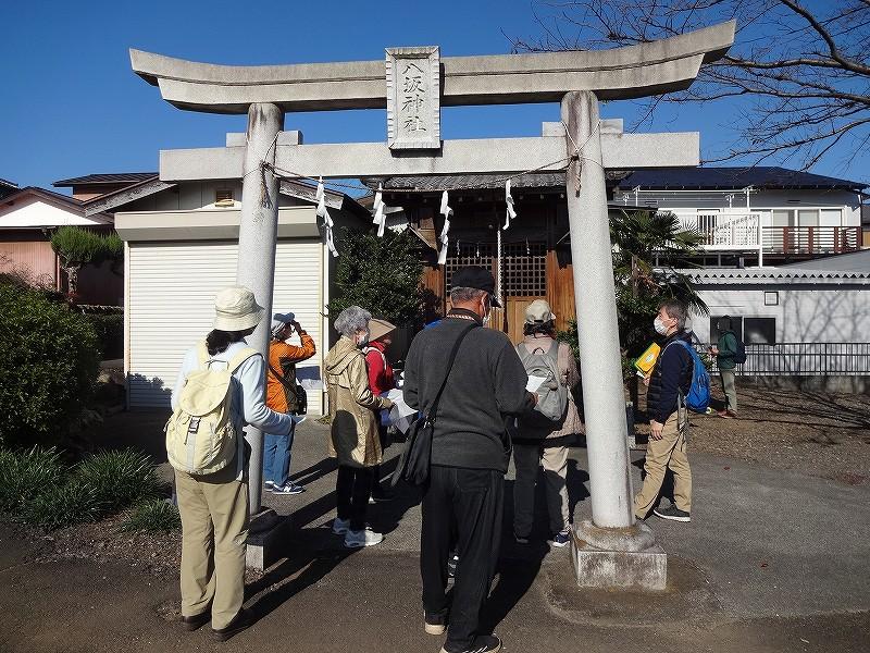 八坂神社で解説を受ける参加者の写真