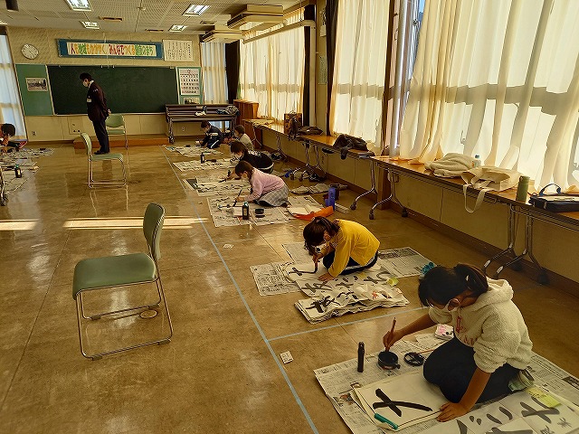 参加した生徒たちが書き初めの練習を行っている様子の写真