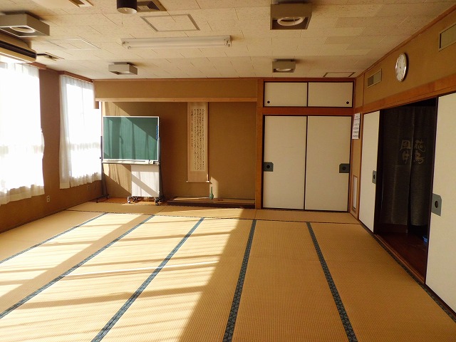日当たりが良く、畳が綺麗に敷かれている和室の写真