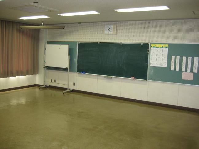 黒板とホワイトボードが設置されている、第1会議室の写真