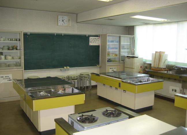 部屋の中央に調理台が並んでおり、調理器具が完備されている調理室の写真