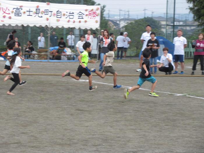地区体育祭にて徒競走をする参加者(小学生)の写真