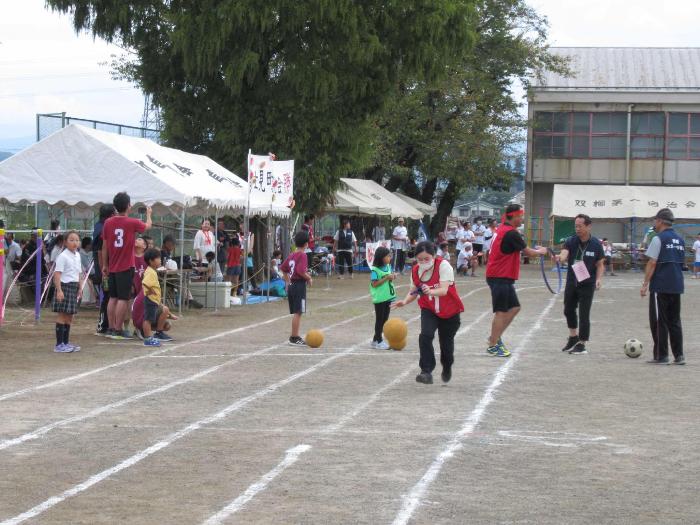 地区体育祭にて「あんだい！4種(ボールつき)」をする参加者の写真