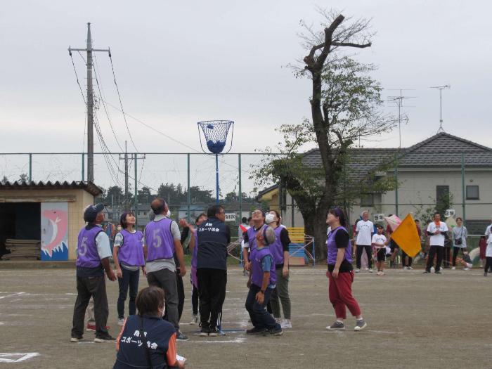 地区体育祭にて玉入れをする参加者の写真