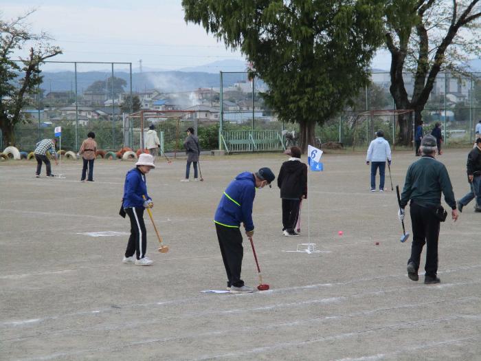 精明小学校校庭でグラウンド・ゴルフを楽しむ参加者の写真 その1