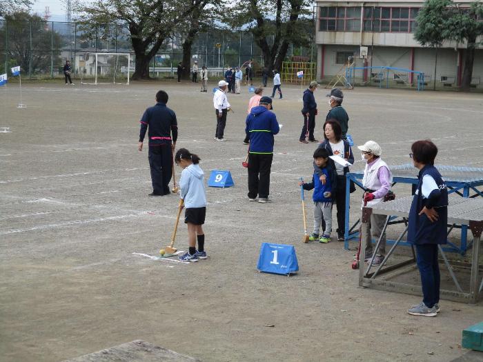 精明小学校校庭でグラウンド・ゴルフを楽しむ参加者の写真 その2