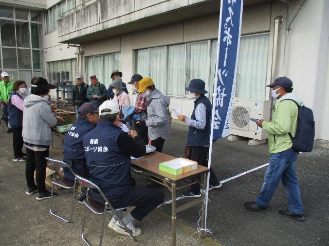 精明地区行政センターにゴールする参加者の写真