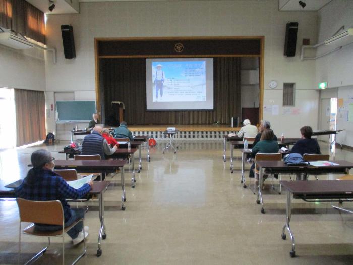 「海道歩き」の講演を聴く参加者の様子の写真