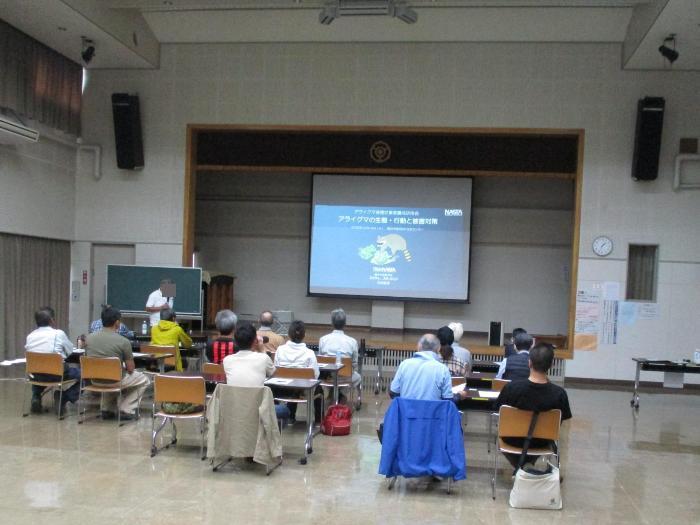 講師からアライグマの生態や捕獲等に関する説明を受ける参加者の写真 その1