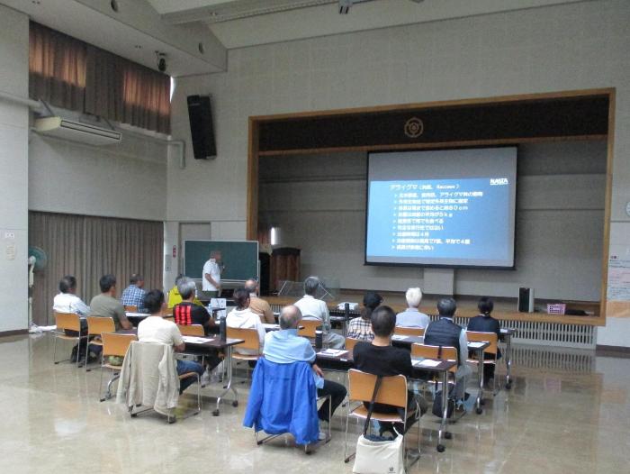 講師からアライグマの生態や捕獲等に関する説明を受ける参加者の写真 その2